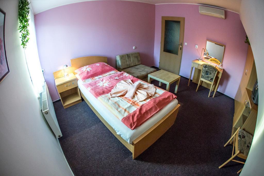 Hotel Na Jizni Přerov Rum bild